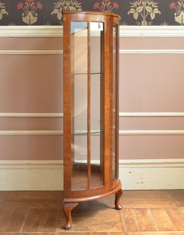 アンティークのキャビネット アンティーク家具 英国スタイルの上品なハーフムーンのアンティークショーケース。サイドもガラスなので、どこから見ても美しいです!しっかり作られているので、安心してお使いいただけます。(j-1375-f)