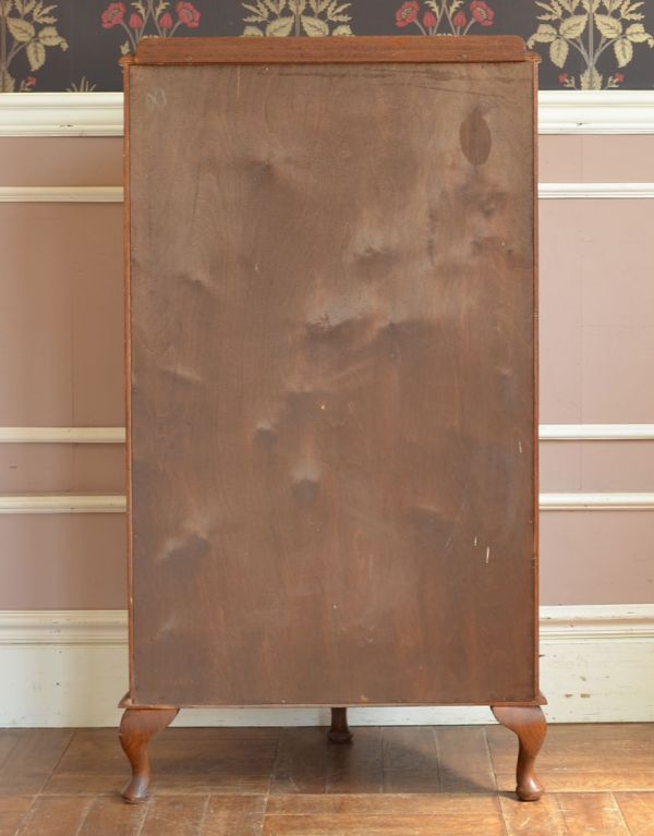 アンティークのキャビネット アンティーク家具 英国スタイルの上品なハーフムーンのアンティークショーケース。キチンとメンテナンスしてあるので、裏側もキレイです。(j-1375-f)