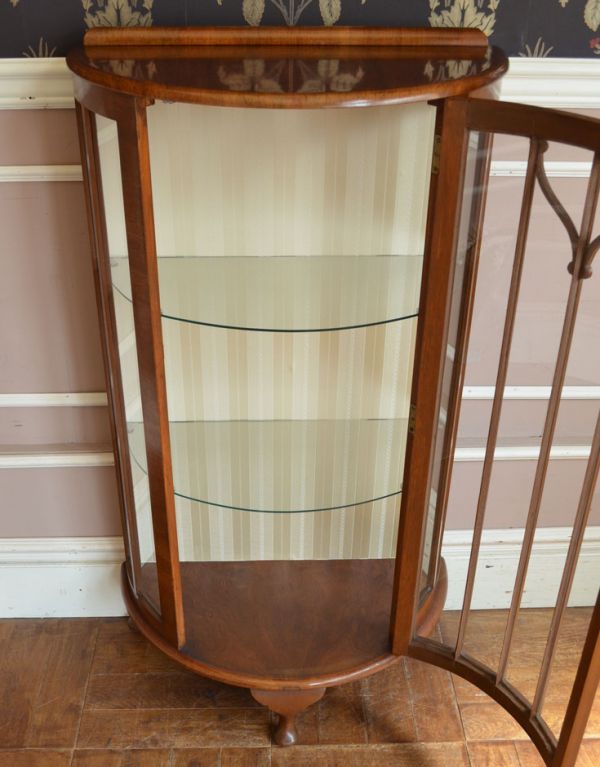 アンティークのキャビネット アンティーク家具 英国スタイルの上品なハーフムーンのアンティークショーケース。中央にある1枚の大きな扉を開くアンティークらしいデザイン。(j-1375-f)