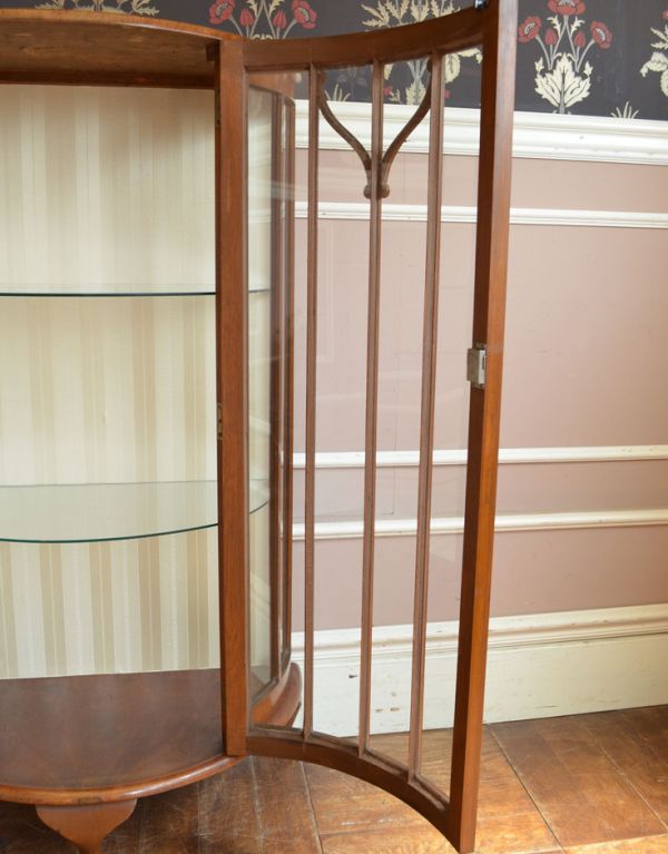 アンティークのキャビネット アンティーク家具 英国スタイルの上品なハーフムーンのアンティークショーケース。ガラスもアンティークならでは。(j-1375-f)