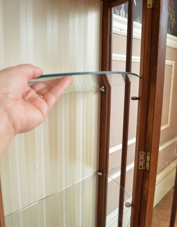 アンティークのキャビネット アンティーク家具 英国スタイルの上品なハーフムーンのアンティークショーケース。ガラスの棚板は可動です。(j-1375-f)