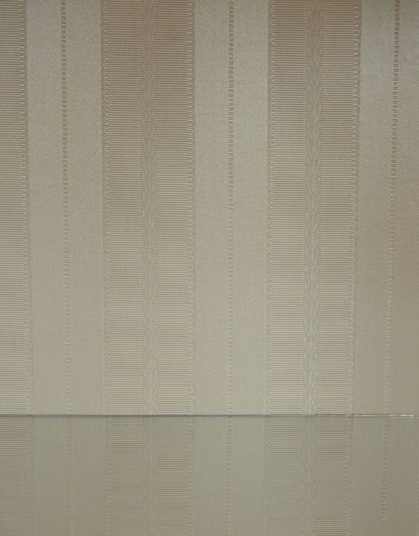 アンティークのキャビネット アンティーク家具 英国スタイルの上品なハーフムーンのアンティークショーケース。柄物の食器やお気に入りのアイテムが引き立つようなシンプルな生地に新しく張り替えました。(j-1375-f)