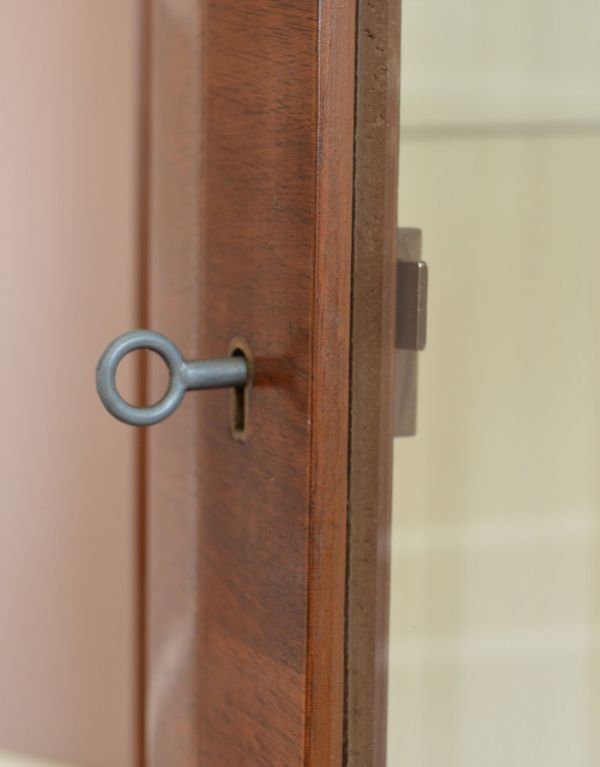 アンティークのキャビネット アンティーク家具 英国スタイルの上品なハーフムーンのアンティークショーケース。鍵穴が付いています。(j-1375-f)