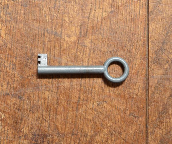 アンティークのキャビネット アンティーク家具 英国スタイルの上品なハーフムーンのアンティークショーケース。アンティークの鍵をいっしょにお届けします。(j-1375-f)