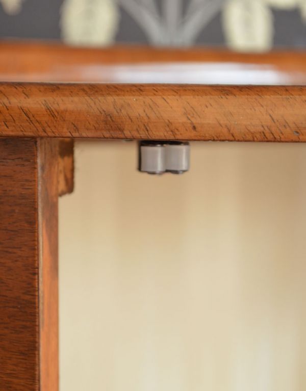 アンティークのキャビネット アンティーク家具 英国スタイルの上品なハーフムーンのアンティークショーケース。扉にはローラーキャッチャーが付いているので、開け閉めがスムーズです。(j-1375-f)