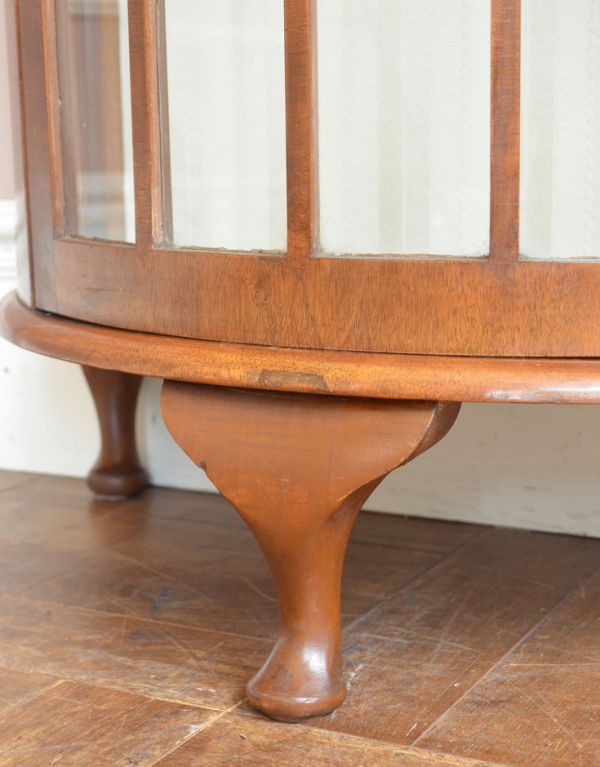 アンティークのキャビネット アンティーク家具 英国スタイルの上品なハーフムーンのアンティークショーケース。きちんと支えます。(j-1375-f)