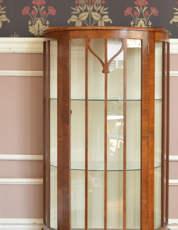 アンティークのキャビネット アンティーク家具 英国スタイルの上品なハーフムーンのアンティークショーケース。アンティークのガラスがキレイにはめ込んであります。(j-1375-f)