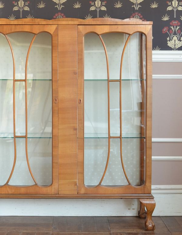 アンティークのキャビネット　アンティーク家具　英国スタイルのアンティーク家具、明るい色のガラスショーケース。ガラスももちろん当時のもの。(j-1376-f)