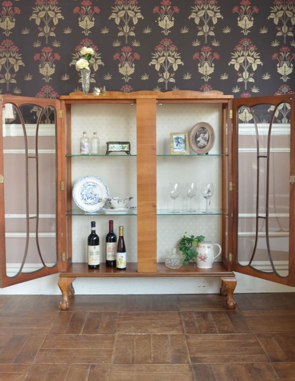 アンティークのキャビネット　アンティーク家具　英国スタイルのアンティーク家具、明るい色のガラスショーケース。３段あります。(j-1376-f)