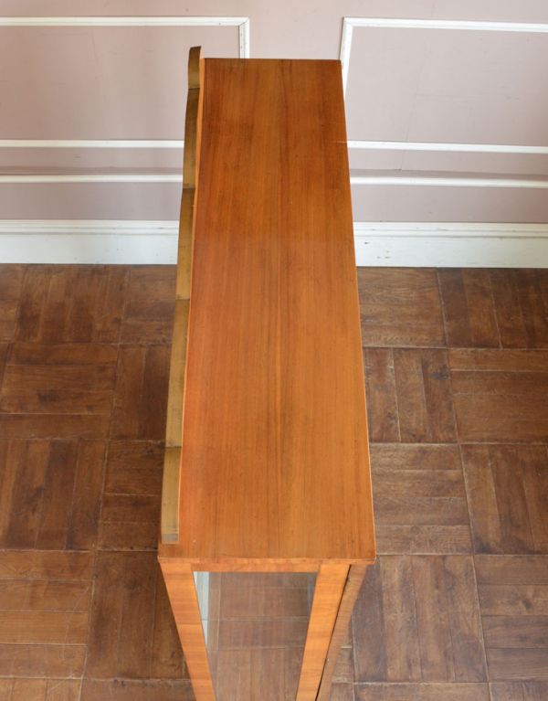 アンティークのキャビネット　アンティーク家具　英国スタイルのアンティーク家具、明るい色のガラスショーケース。天板もキレイな状態で仕上げてあります。(j-1376-f)