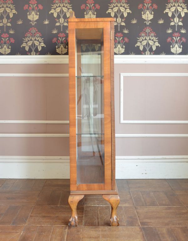 アンティークのキャビネット　アンティーク家具　英国スタイルのアンティーク家具、明るい色のガラスショーケース。サイドもガラスなので、どこから見ても美しいです！しっかり作られているので、安心してお使いいただけます。(j-1376-f)