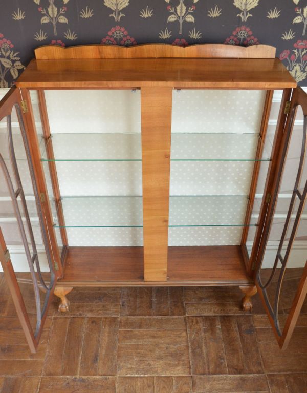 アンティークのキャビネット　アンティーク家具　英国スタイルのアンティーク家具、明るい色のガラスショーケース。中は白いので明るいです。(j-1376-f)