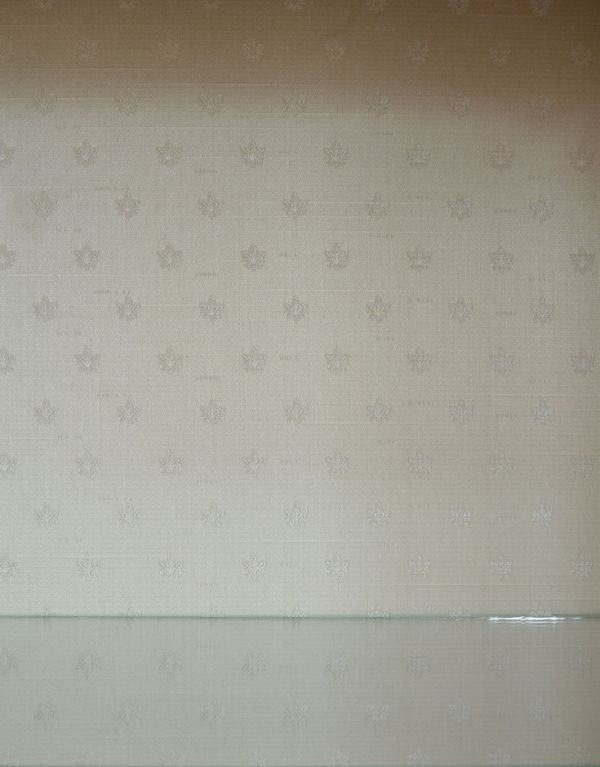 アンティークのキャビネット　アンティーク家具　英国スタイルのアンティーク家具、明るい色のガラスショーケース。背板は、柄物の食器やお気に入りのアイテムが引き立つようなシンプルな生地に新しく張り替えました。(j-1376-f)