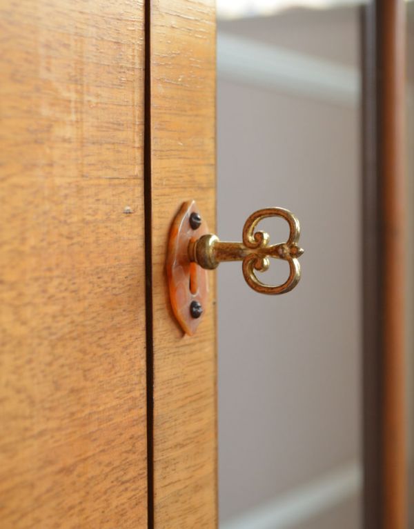 アンティークのキャビネット　アンティーク家具　英国スタイルのアンティーク家具、明るい色のガラスショーケース。鍵穴が付いています。(j-1376-f)