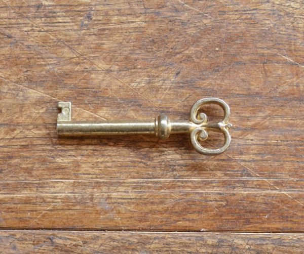 アンティークのキャビネット　アンティーク家具　英国スタイルのアンティーク家具、明るい色のガラスショーケース。アンティークの鍵をいっしょにお届けします。(j-1376-f)