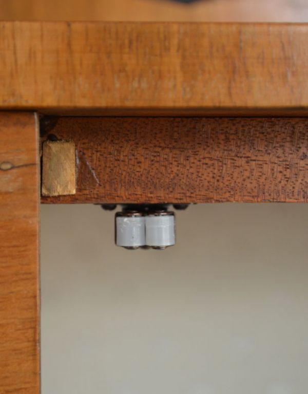 アンティークのキャビネット　アンティーク家具　英国スタイルのアンティーク家具、明るい色のガラスショーケース。扉にはローラーキャッチャーが付いているので、開け閉めがスムーズです。(j-1376-f)