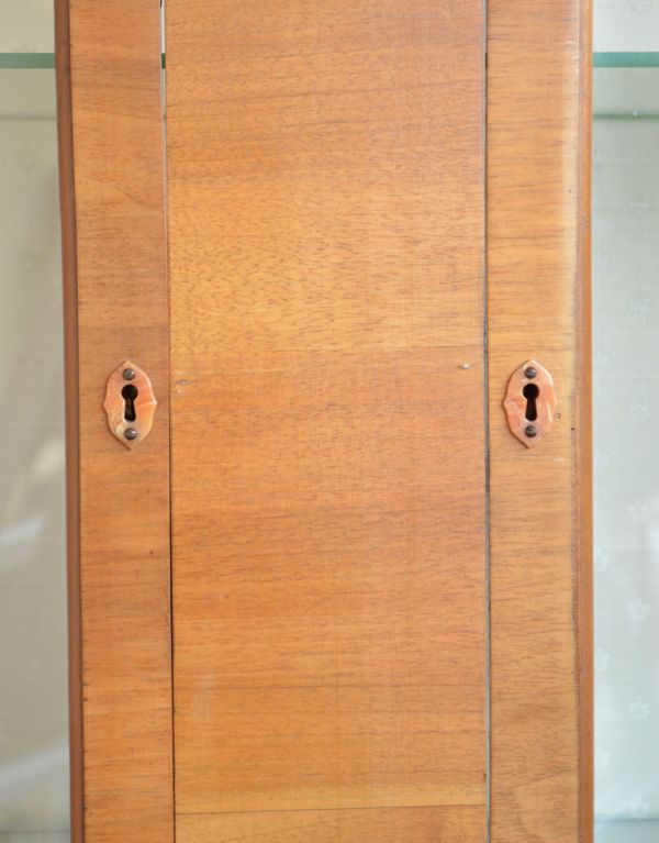 アンティークのキャビネット　アンティーク家具　英国スタイルのアンティーク家具、明るい色のガラスショーケース。シンプルな鍵穴が２つあります。(j-1376-f)