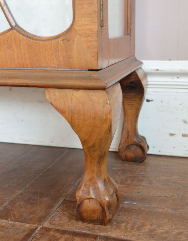 アンティークのキャビネット　アンティーク家具　英国スタイルのアンティーク家具、明るい色のガラスショーケース。きちんと支えます。(j-1376-f)