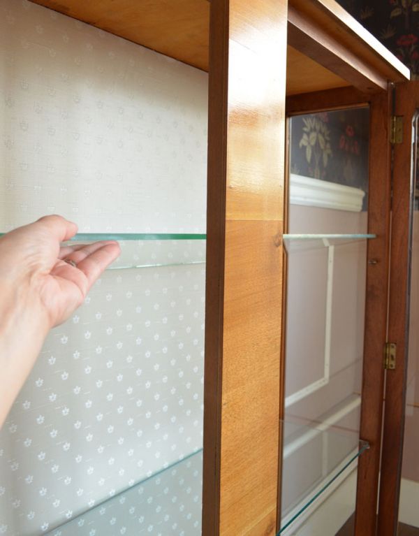 アンティークのキャビネット　アンティーク家具　英国スタイルのアンティーク家具、明るい色のガラスショーケース。ガラスの棚板は可動です。(j-1376-f)