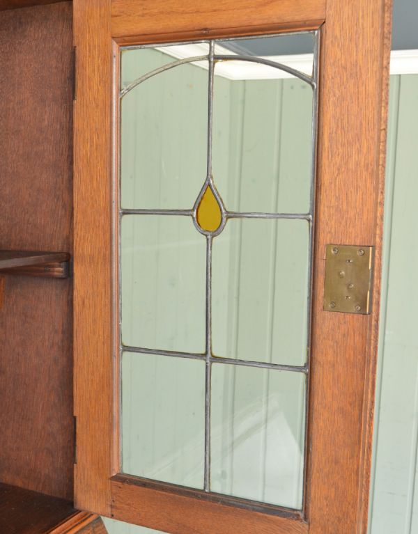 アンティーク家具　明るい色のアンティーク英国家具、ステンドグラス入りのブックビューロー。光の当たり方によって、表情が変わるステンドグラスのガラス。(j-1377-f)