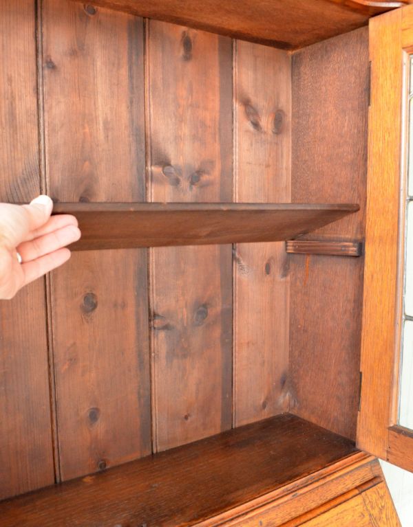 アンティーク家具　明るい色のアンティーク英国家具、ステンドグラス入りのブックビューロー。ガラス棚の棚板は簡単に動かせます。(j-1377-f)