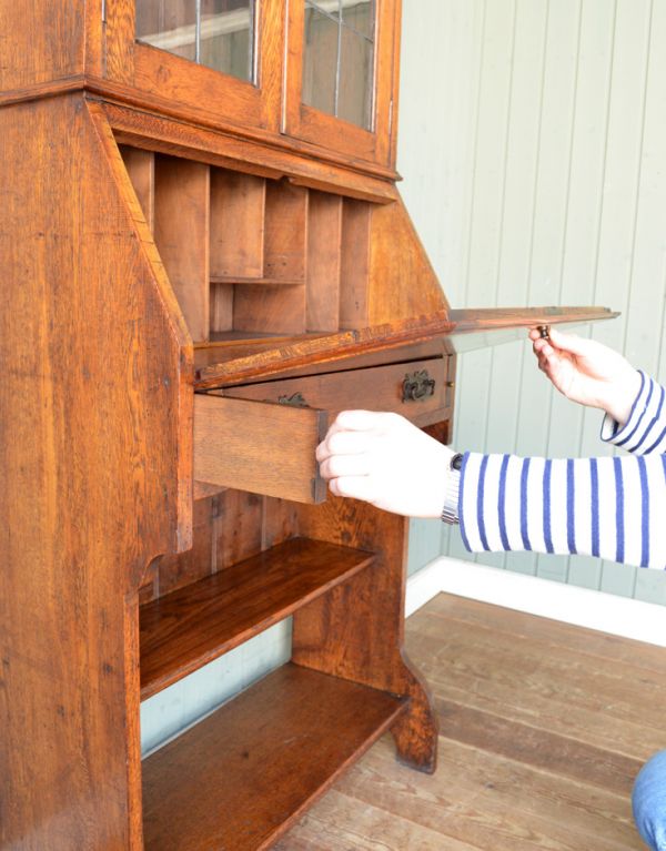 アンティーク家具　明るい色のアンティーク英国家具、ステンドグラス入りのブックビューロー。ビューローは支えでしっかり固定されるので、安心してお使いいただけます。(j-1377-f)