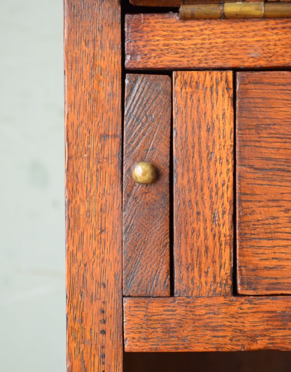 アンティーク家具　明るい色のアンティーク英国家具、ステンドグラス入りのブックビューロー。両サイドにあるバーを引き出して、ビューローを固定させます。(j-1377-f)