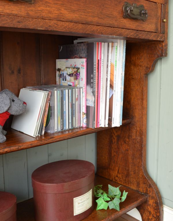 アンティーク家具　明るい色のアンティーク英国家具、ステンドグラス入りのブックビューロー。オープン棚には、雑誌のように背の高い本の収納もできます。(j-1377-f)