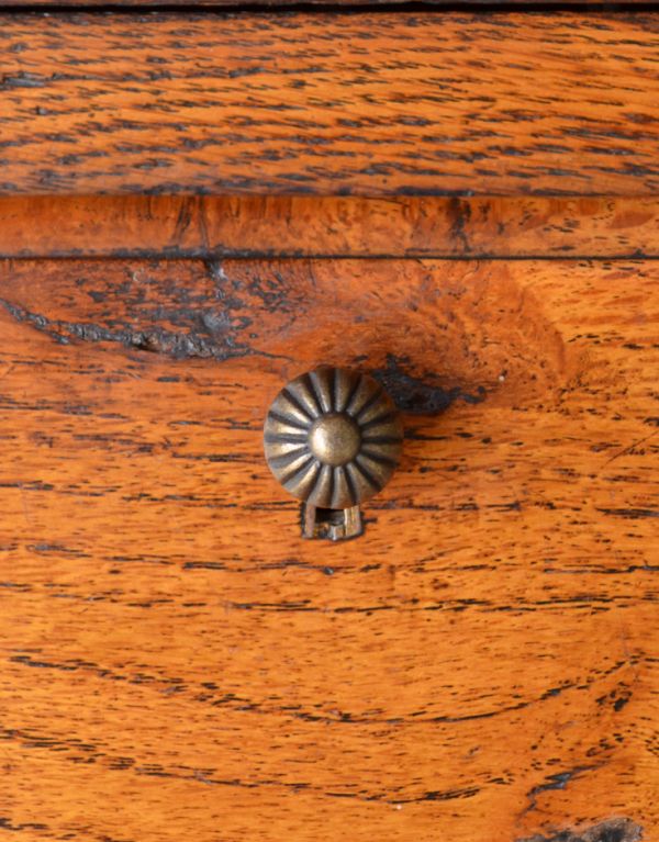 アンティーク家具　明るい色のアンティーク英国家具、ステンドグラス入りのブックビューロー。ビューローの取っ手です。(j-1377-f)