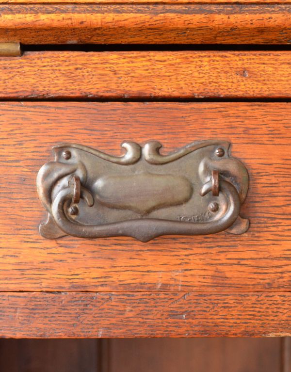 アンティーク家具　明るい色のアンティーク英国家具、ステンドグラス入りのブックビューロー。引き出しの取っ手は、ハンドルタイプです。(j-1377-f)