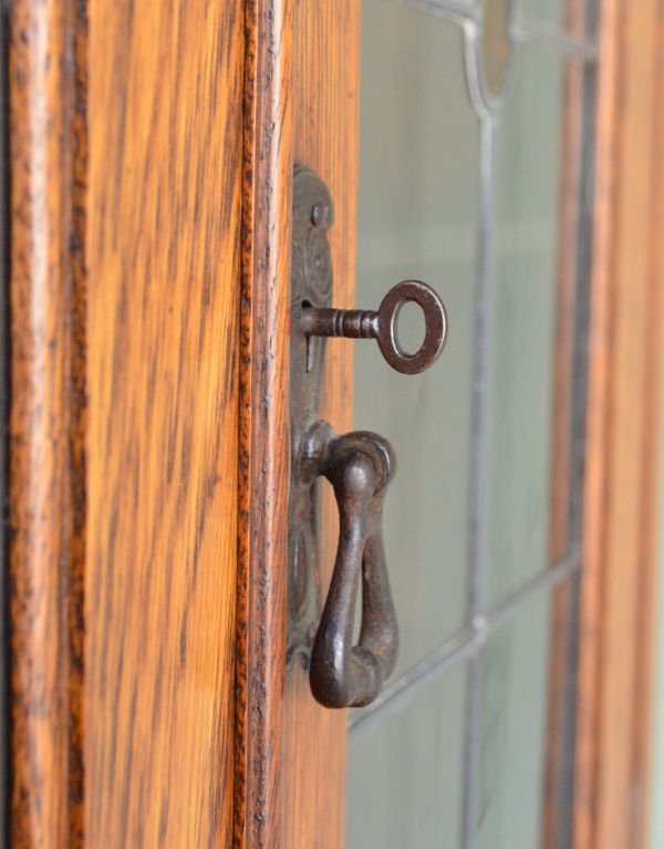 アンティーク家具　明るい色のアンティーク英国家具、ステンドグラス入りのブックビューロー。ガラス扉には、取っ手の上に鍵穴があります。(j-1377-f)