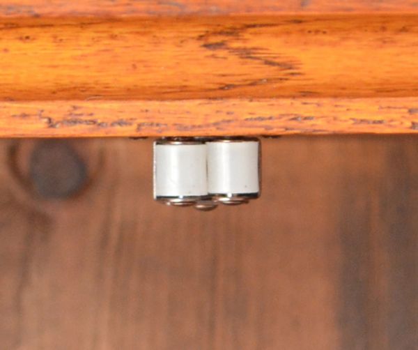 アンティーク家具　明るい色のアンティーク英国家具、ステンドグラス入りのブックビューロー。扉にはローラーキャッチャーが付いているので、開け閉めはスムーズです。(j-1377-f)