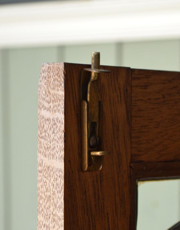 アンティーク家具　明るい色のアンティーク英国家具、ステンドグラス入りのブックビューロー。左扉の上下に一ヶ所づつドアストッパーがついています。(j-1377-f)