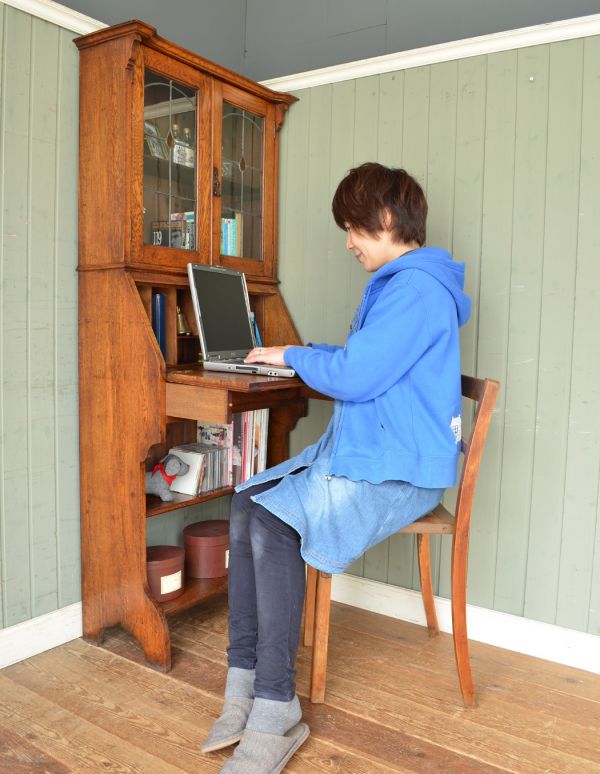 アンティーク家具　明るい色のアンティーク英国家具、ステンドグラス入りのブックビューロー。このブックケースは飾り棚の下にもディスプレイに最適なスペースがあって、雑貨を収納できます！（モデルの身長は163cmです）【 全体 】幅76×奥行33×高さ168.5cm。(j-1377-f)