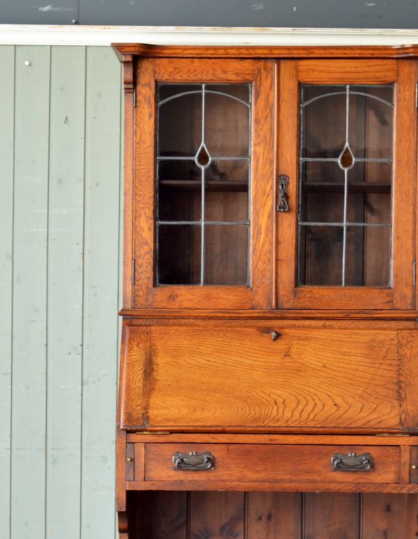 アンティーク家具　明るい色のアンティーク英国家具、ステンドグラス入りのブックビューロー。アンティークならではの丁寧な仕事がうかがえるガラスです。(j-1377-f)