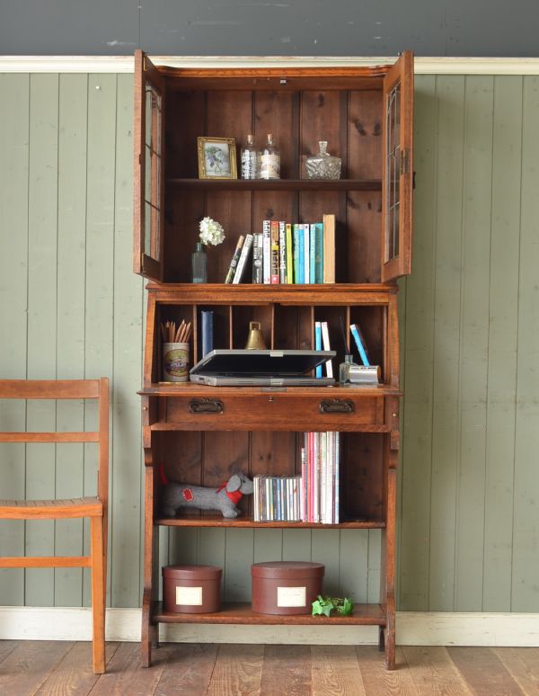 アンティーク家具　明るい色のアンティーク英国家具、ステンドグラス入りのブックビューロー。ガラス扉内には、グラスやオブジェなどを見せて片付けられます。(j-1377-f)