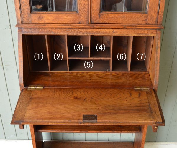 アンティーク家具　明るい色のアンティーク英国家具、ステンドグラス入りのブックビューロー。書き物やパソコンをする時は、台を下ろして使ってください。(j-1377-f)