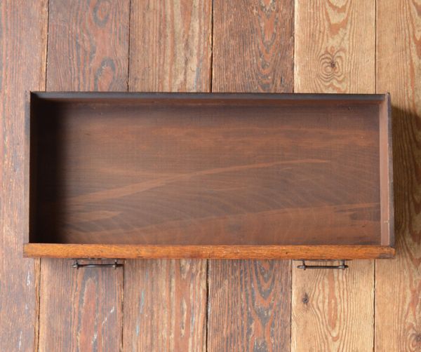 アンティーク家具　明るい色のアンティーク英国家具、ステンドグラス入りのブックビューロー。大きな引き出しもメンテナンスしてあるので、すぐに使って頂けます。(j-1377-f)