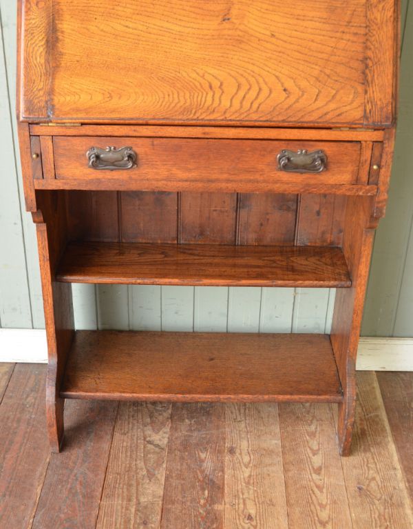 アンティーク家具　明るい色のアンティーク英国家具、ステンドグラス入りのブックビューロー。下も２段の棚になっていて、普通のビューローより収納力を持っています。(j-1377-f)