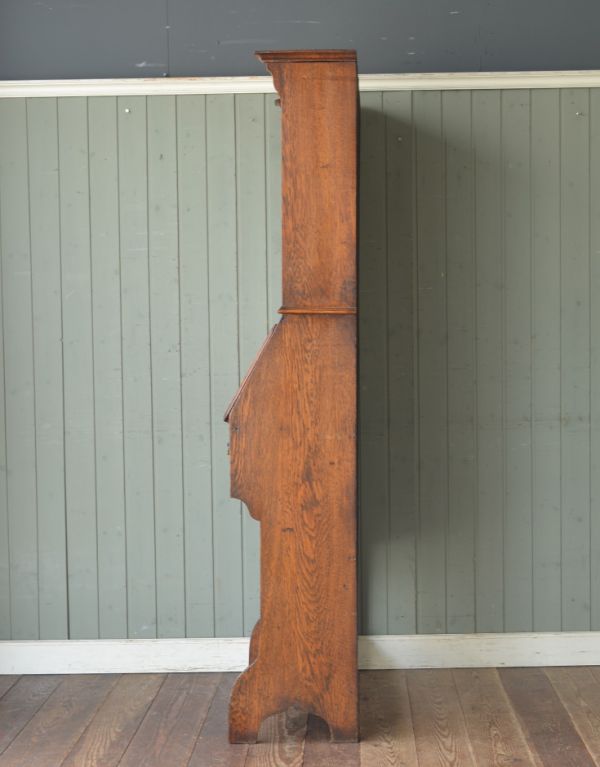 アンティーク家具　明るい色のアンティーク英国家具、ステンドグラス入りのブックビューロー。横から見た感じ。(j-1377-f)