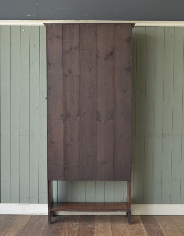 アンティーク家具　明るい色のアンティーク英国家具、ステンドグラス入りのブックビューロー。専門の職人によってお直ししていますが、アンティークは新品ではありません。(j-1377-f)