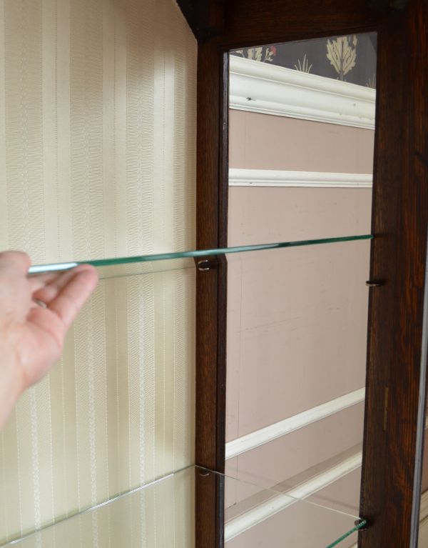 アンティークのキャビネット　アンティーク家具　リビングにおすすめのアンティーク家具、英国のガラスキャビネット。ガラスの棚板は可動です。(j-1378-f)