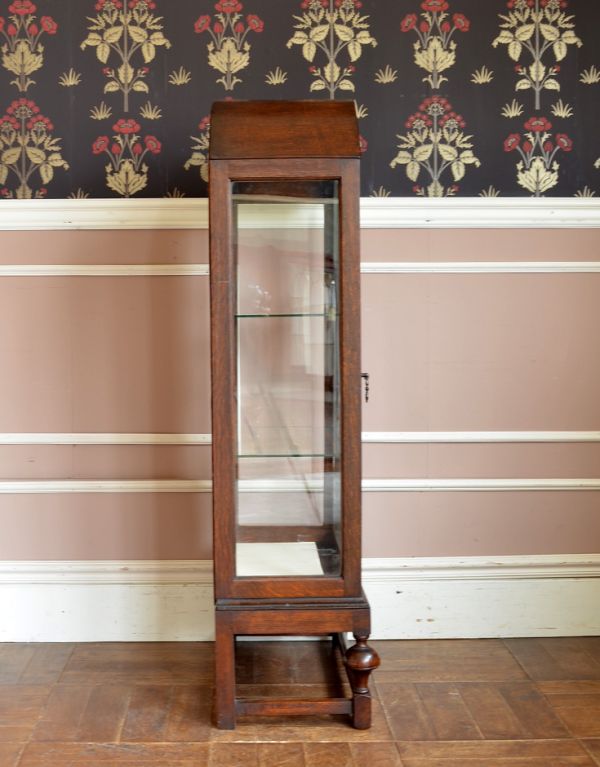 アンティークのキャビネット　アンティーク家具　リビングにおすすめのアンティーク家具、英国のガラスキャビネット。横から見るとスッキリしています。(j-1378-f)