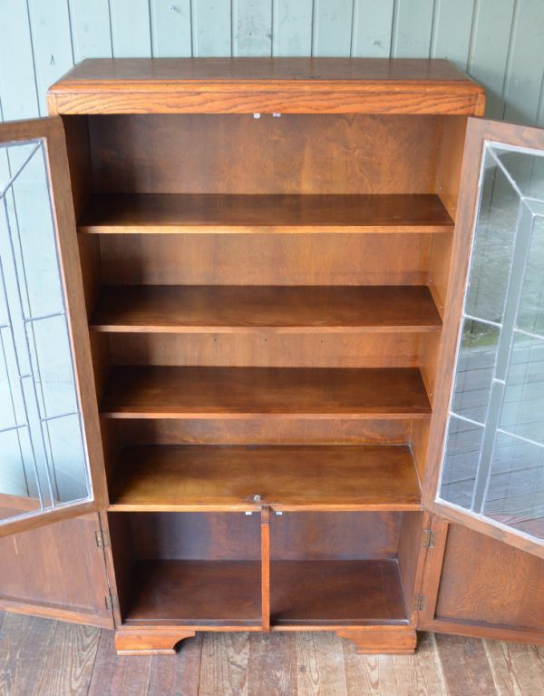 アンティークのキャビネット　アンティーク家具　英国輸入のアンティーク家具、大きなガラス扉のブックケース（本棚）。た〜っぷり収納力もある優れたブックケースです。(j-1379-f)