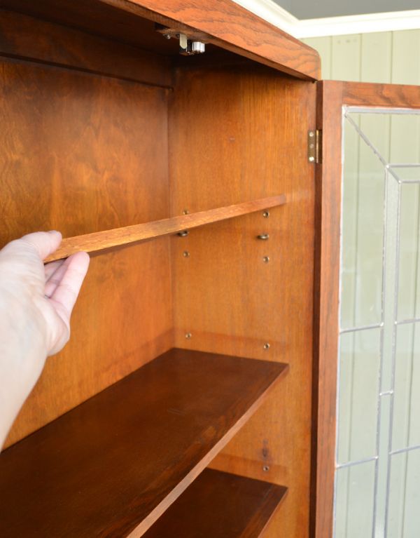 アンティークのキャビネット　アンティーク家具　英国輸入のアンティーク家具、大きなガラス扉のブックケース（本棚）。ガラス戸内の棚板は、取り外すことも可能です。(j-1379-f)