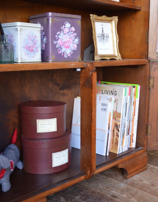 アンティークのキャビネット　アンティーク家具　英国輸入のアンティーク家具、大きなガラス扉のブックケース（本棚）。内側も茶色なので落ち着きがあってかっこいいです。(j-1379-f)