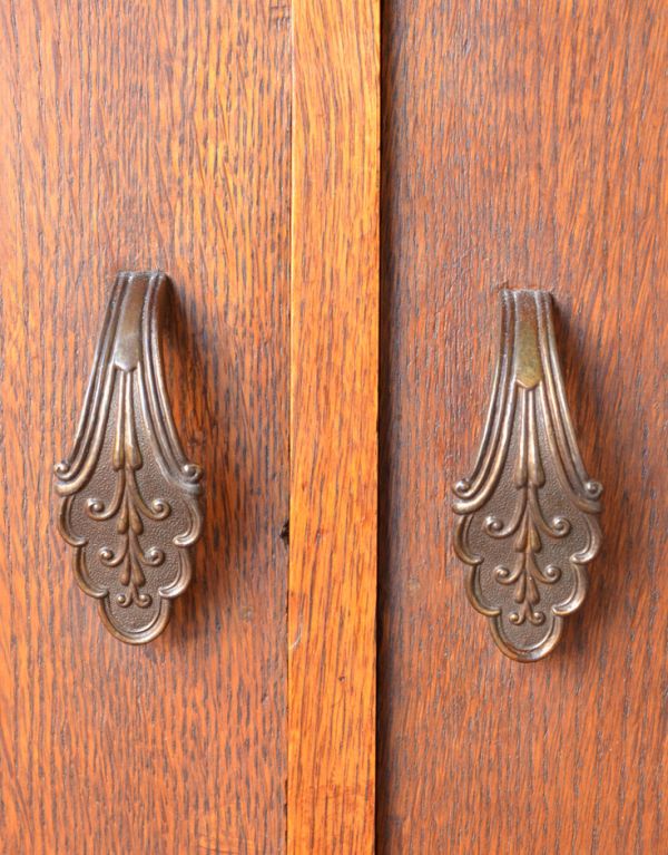 アンティークのキャビネット　アンティーク家具　英国輸入のアンティーク家具、大きなガラス扉のブックケース（本棚）。アンティークならではの重厚感のある取っ手です。(j-1379-f)