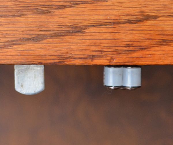 アンティークのキャビネット　アンティーク家具　英国輸入のアンティーク家具、大きなガラス扉のブックケース（本棚）。ガラス戸と板戸、両方にローラーキャッチャーが付いているので開け閉めはスムーズです。(j-1379-f)