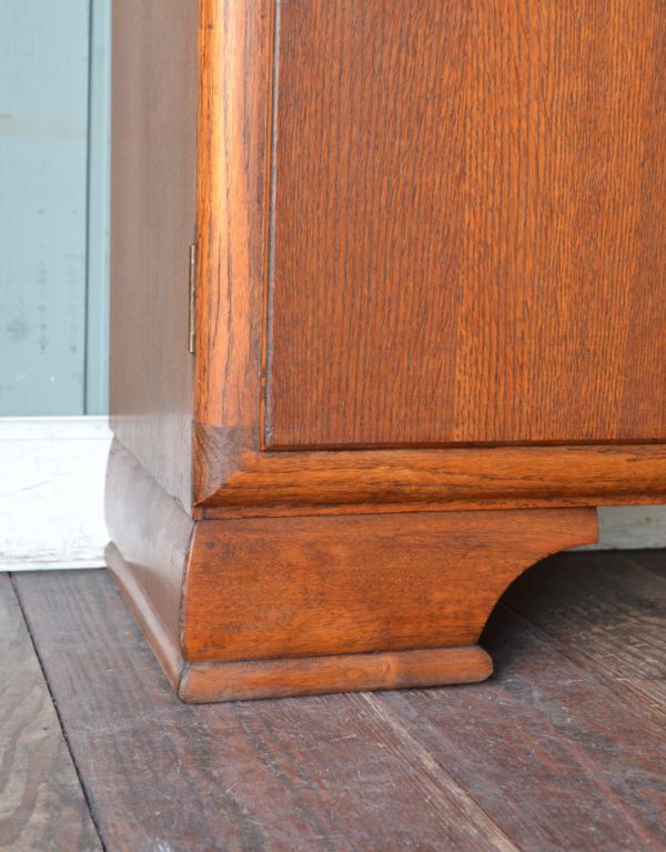 アンティークのキャビネット　アンティーク家具　英国輸入のアンティーク家具、大きなガラス扉のブックケース（本棚）。安定感のある脚がしっかり支えます。(j-1379-f)