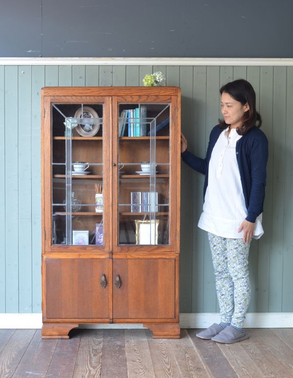 アンティークのキャビネット　アンティーク家具　英国輸入のアンティーク家具、大きなガラス扉のブックケース（本棚）。本棚としてはもちろん、グラスや食器を並べて飾り棚としても素敵ですよ。(j-1379-f)